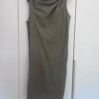 Abito smanicato per la primavera-estate.