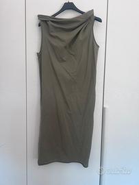 Abito smanicato per la primavera-estate.