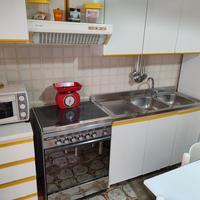 cucina e tavolo con sedie