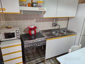 cucina e tavolo con sedie