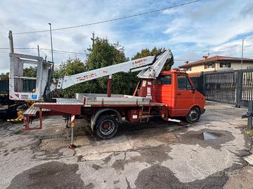M144 - IVECO DAILY CON PIATTAFORMA CESTA AEREA