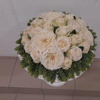 Vaso di pregio con rose bianche