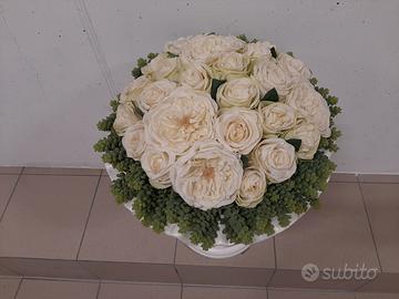 Vaso di pregio con rose bianche