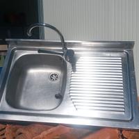 Lavabo inox con rubinetto