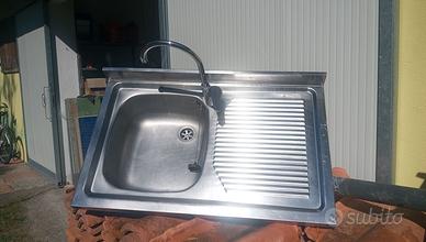 Lavabo inox con rubinetto