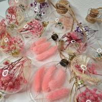 Decorazioni in vetro con fiori secchi 