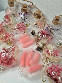 Decorazioni in vetro con fiori secchi 