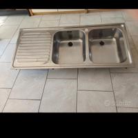 Lavandino in acciaio inox. 