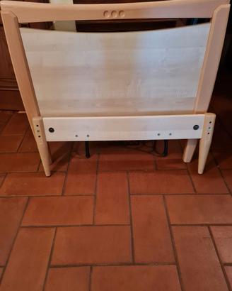 Testiera pediera e barre laterali letto in frassin