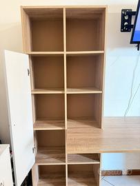 Scrivania in legno con libreria integrata