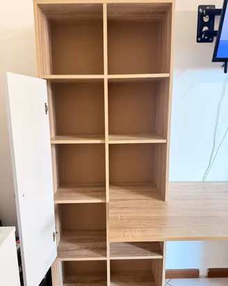 Scrivania in legno con libreria integrata