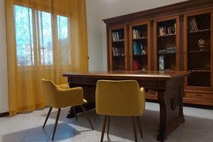 Stanza d'ufficio arredata ad afragola