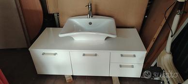 mobile bagno sospeso 