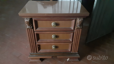 Coppia di comodini stile classico