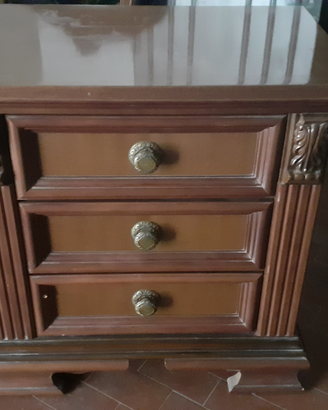 Coppia di comodini stile classico