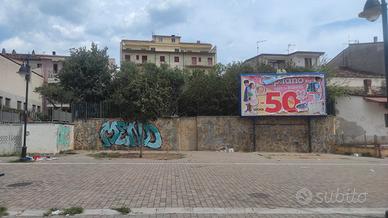 Edificio per svariati usi con giardino/parcheggio