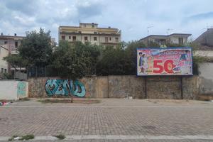 Edificio per svariati usi con giardino/parcheggio