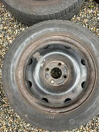 Cerchioni in ferro con gomme da neve Clio
