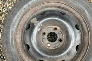 Cerchioni in ferro con gomme da neve Clio