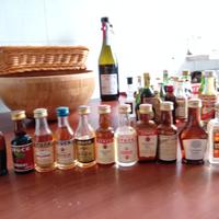 mignon bottigliette liquori Stock