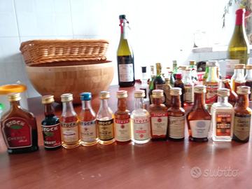 mignon bottigliette liquori Stock