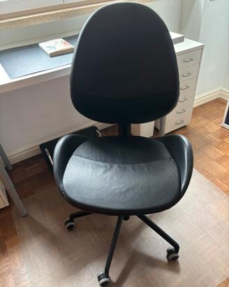 Sedia HATTEFJALL IKEA in PELLE nera
