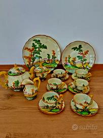 6 tazze e piattini, bollitore, 2 piatti