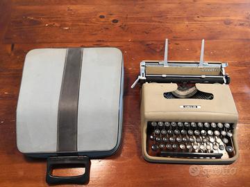 Macchina da scrivere Olivetti lettera 22