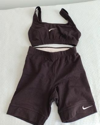 pantaloncini e reggiseno sportivi