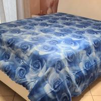 Copriletto matrimoniale floreale con rose blu