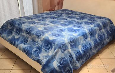 Copriletto matrimoniale floreale con rose blu