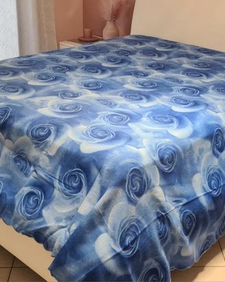 Copriletto matrimoniale floreale con rose blu