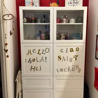 Mobile con ante a vetri e cassetti