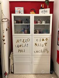 Mobile con ante a vetri e cassetti