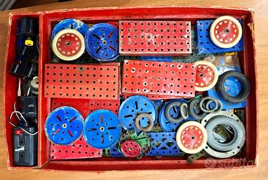Meccano scatola senza coperchio piena di pezzi