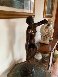 statua bronzo "Venere che si toglie il sandalo"