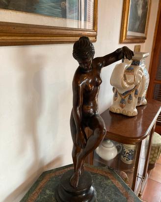 statua bronzo "Venere che si toglie il sandalo"