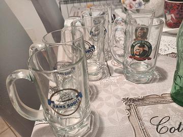 boccali birra e bicchieri coca-cola