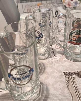 boccali birra e bicchieri coca-cola