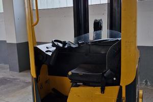 Carrello elevatore retrattile