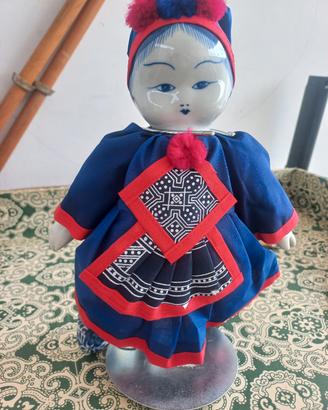 bambola asiatica di porcellana