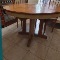 Tavolo rotondo con 4 sedie