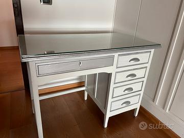 Scrivania vintage rivisitata con piano in vetro