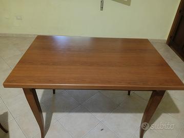 Tavolo, sedie, divano, scrivania
