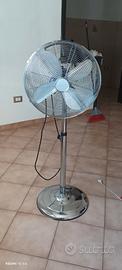 ventilatore a piantana in metallo 