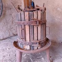 Torchio da vino antico e funzionante 