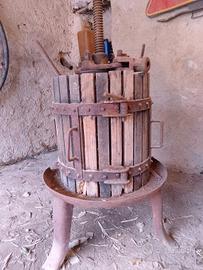 Torchio da vino antico e funzionante 