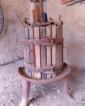 Torchio da vino antico e funzionante 