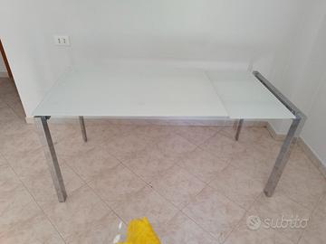 Tavolo Callegaris allungabile.