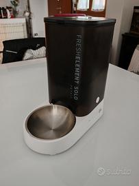 distributore cibo per cani e gatti